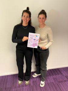 Michelle en Annemiek met de nieuwe infographic waarin het protocol op een visuele manier is samengevat.